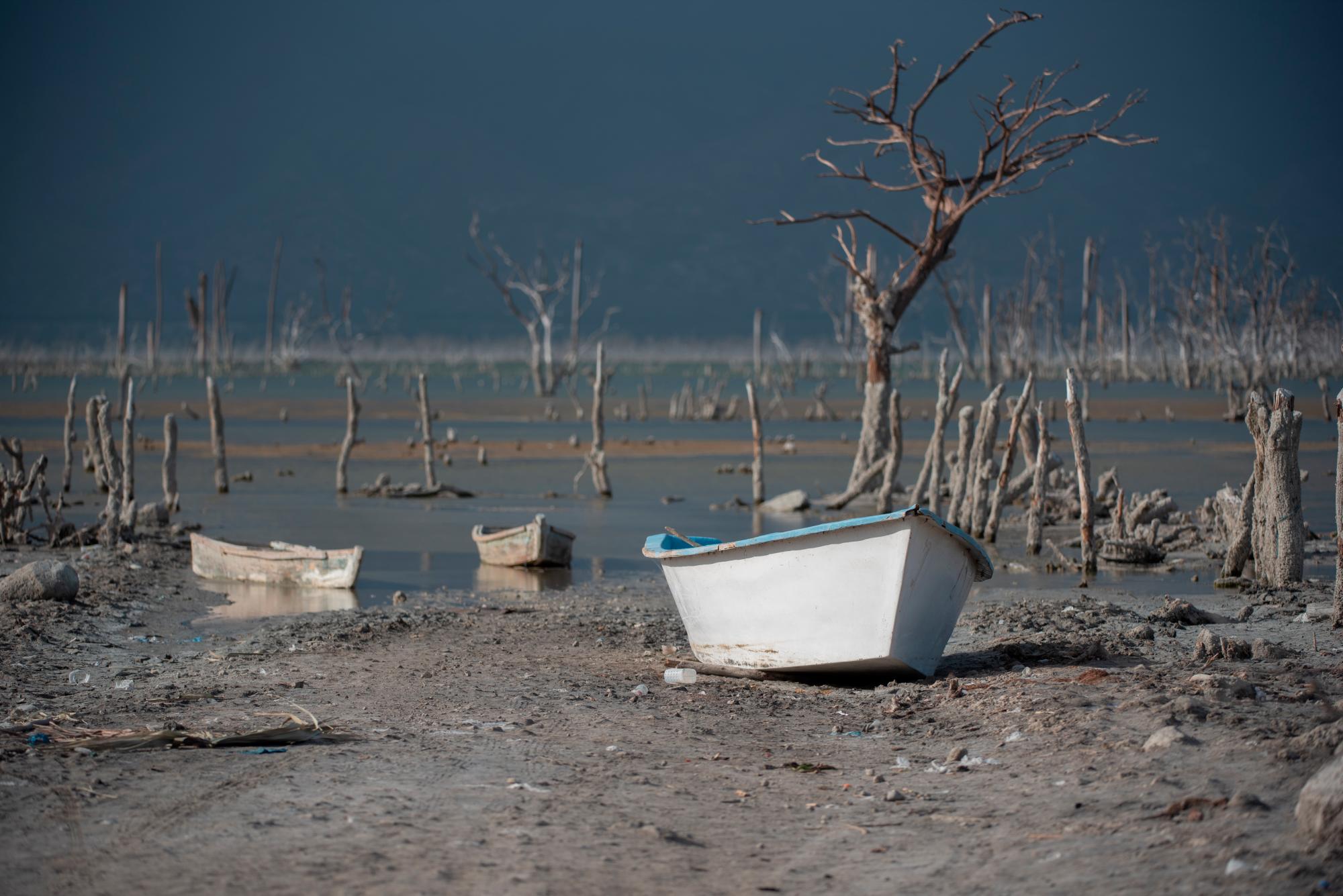 Pescadores deja sus botes donde antes eran tierras productivas en Duvergé.