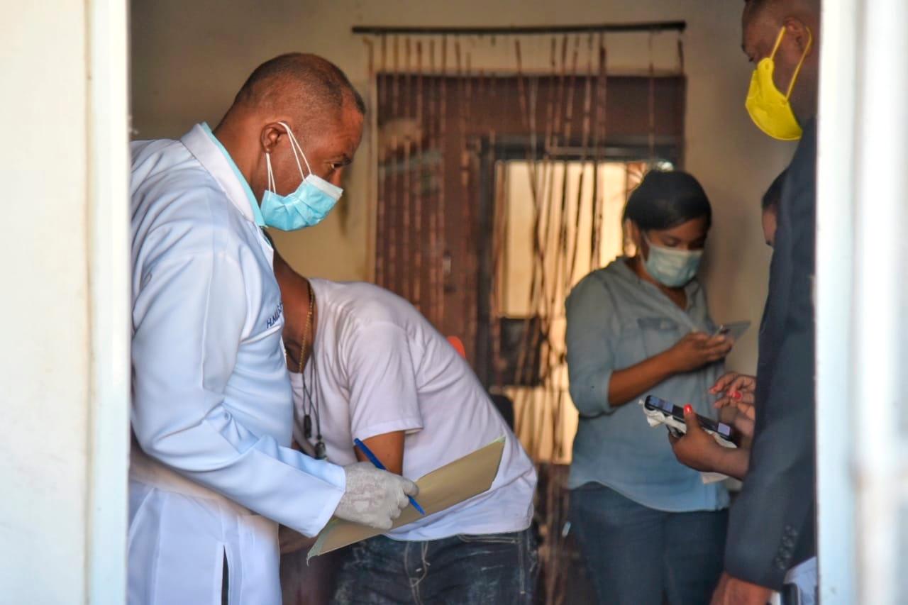 El director del Hospital Materno Infantil San Lorenzo de Los Mina durante la labor de levantamiento del cadáver de la señora Francisca Montero.