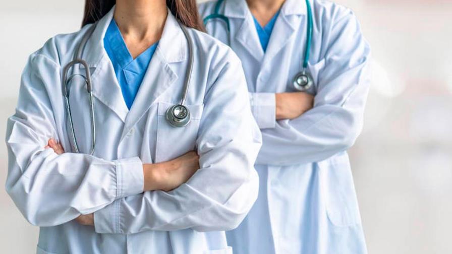 Médicos contratados para tratar COVID-19 denuncian fueron cancelados sin recibir pago de honorarios Médicos contratados para tratar COVID-19 denuncian fueron cancelados sin recibir pago de honorarios