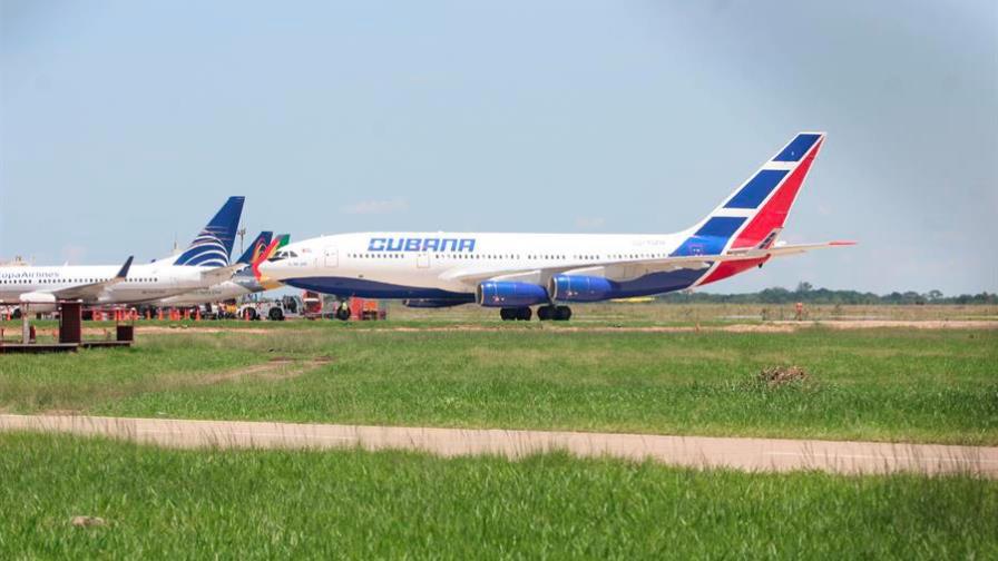 Primer grupo de médicos cubanos llega a La Habana evacuado desde Bolivia