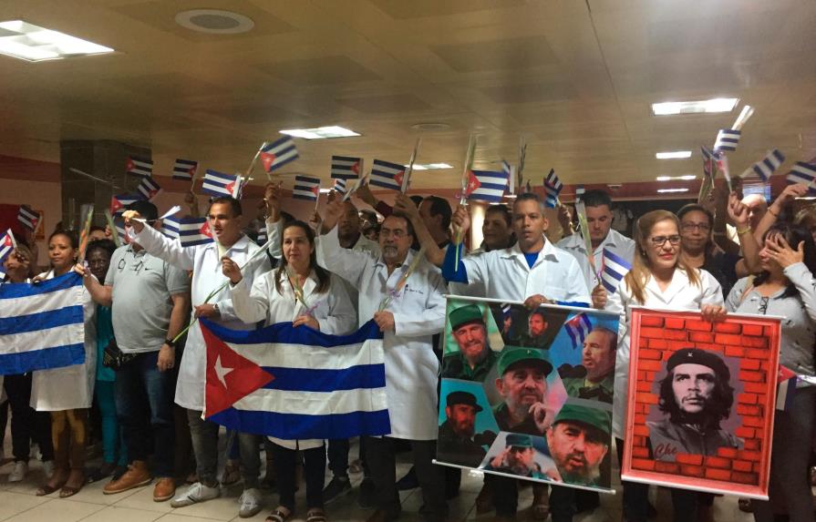 Médicos cubanos en el exterior estarían siendo amenazados por su gobierno