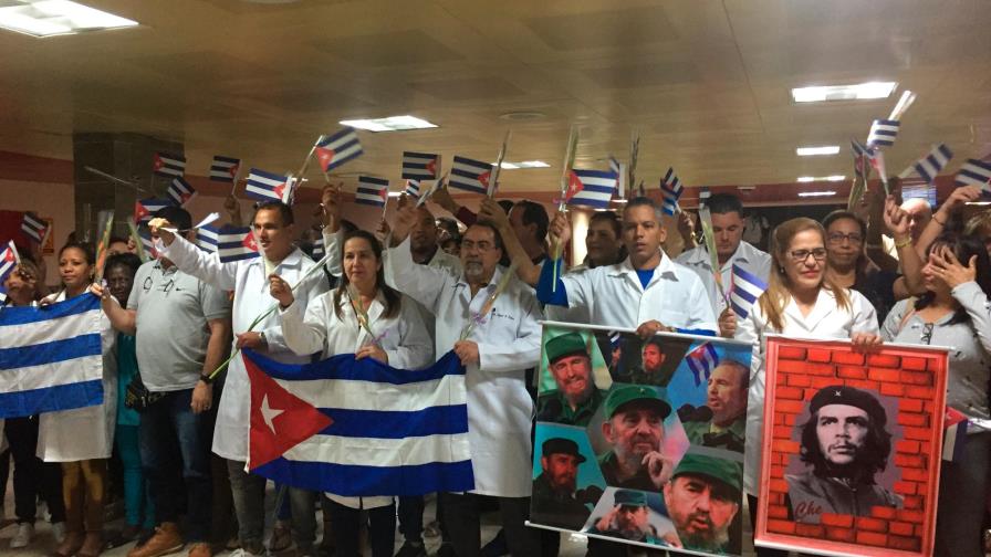 Médicos cubanos en el exterior estarían siendo amenazados por su gobierno