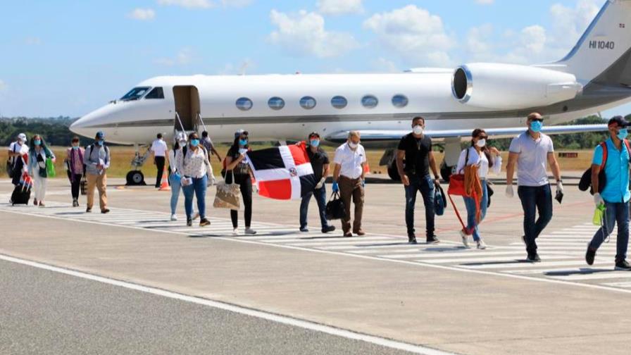 Llegan al país los 50 médicos que Gonzalo Castillo mandó a buscar a Cuba