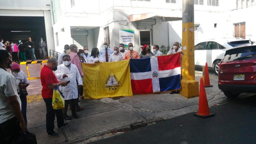CMD reclama a ARS Semma reponer médicos cancelados hasta con 20 años de servicio 
