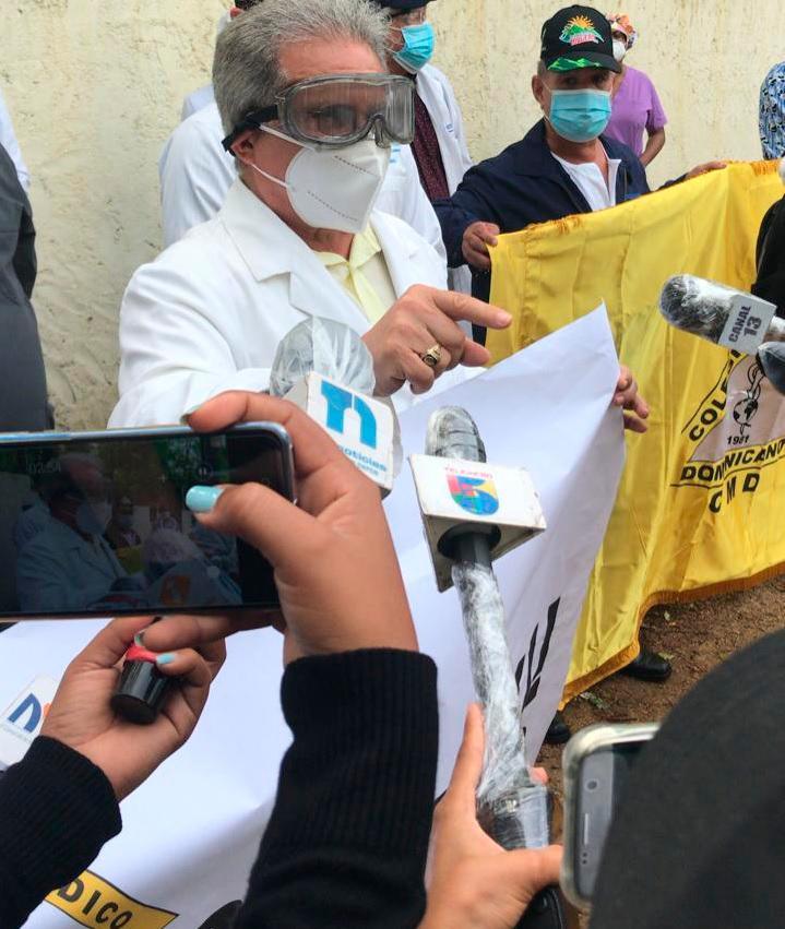 Médicos protestan por pago de salario 