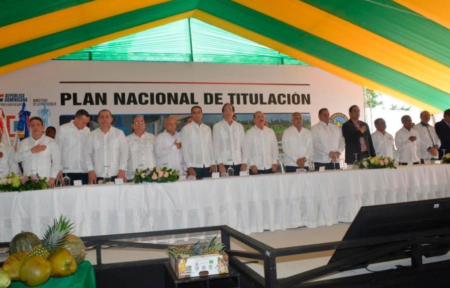 Presidente Danilo Medina entrega 1,624 títulos definitivos en Monte Plata