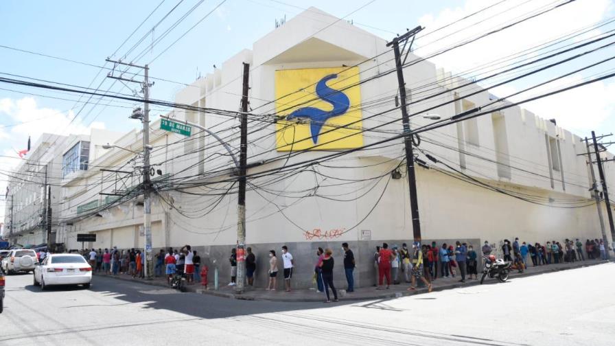 Las filas se incrementan en bancos y centros comerciales