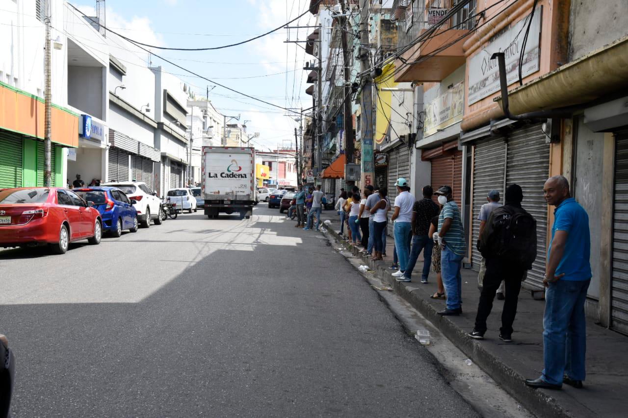 La gente busca retirar dinero de los bancos.