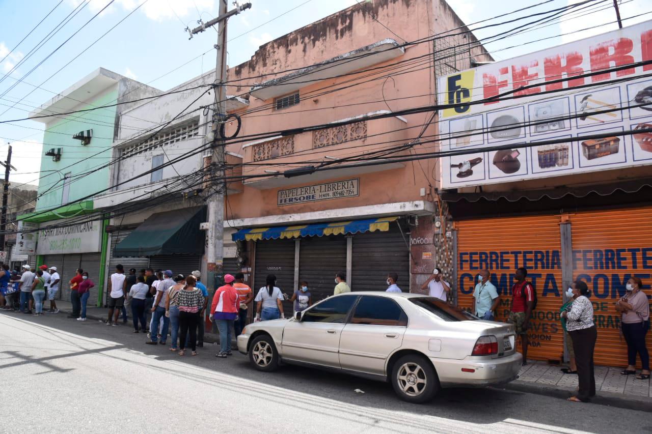 Muchos no guardan la distancia recomendadas al hacer las filas