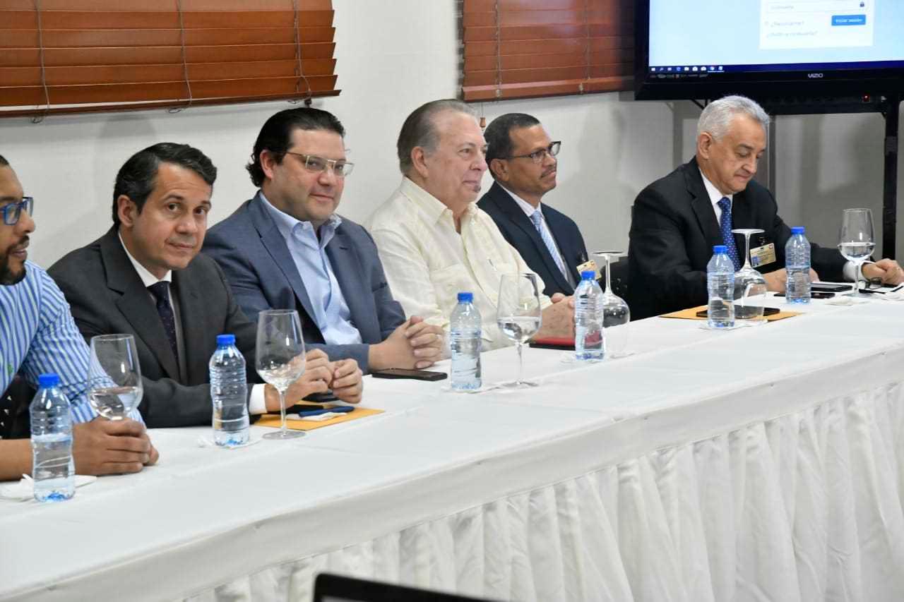 Miembros del Pleno de la JCE, delegados políticos del PLD y PRM, técnicos informáticos y encargados financieros de ambas bancadas.