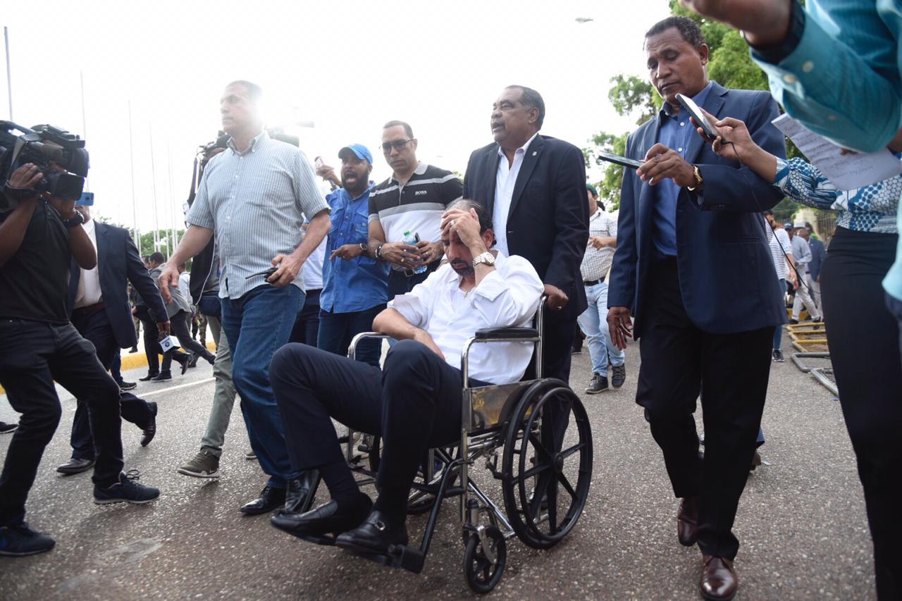 El diputado Henry Merán es llevado en silla de ruedas por los efectos de las bombas lacrimógenas. 