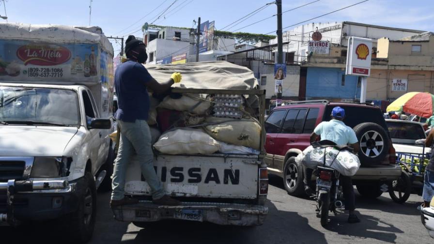 La gente acude en masa al Mercado Nuevo;  autoridades garantizan situación será mejor este martes y el jueves