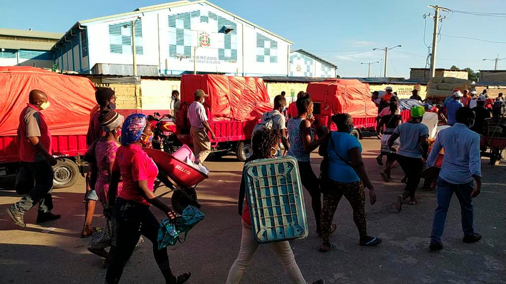 Haitianos cruzaron la frontera con Dajabón para abastecerse de productos. 