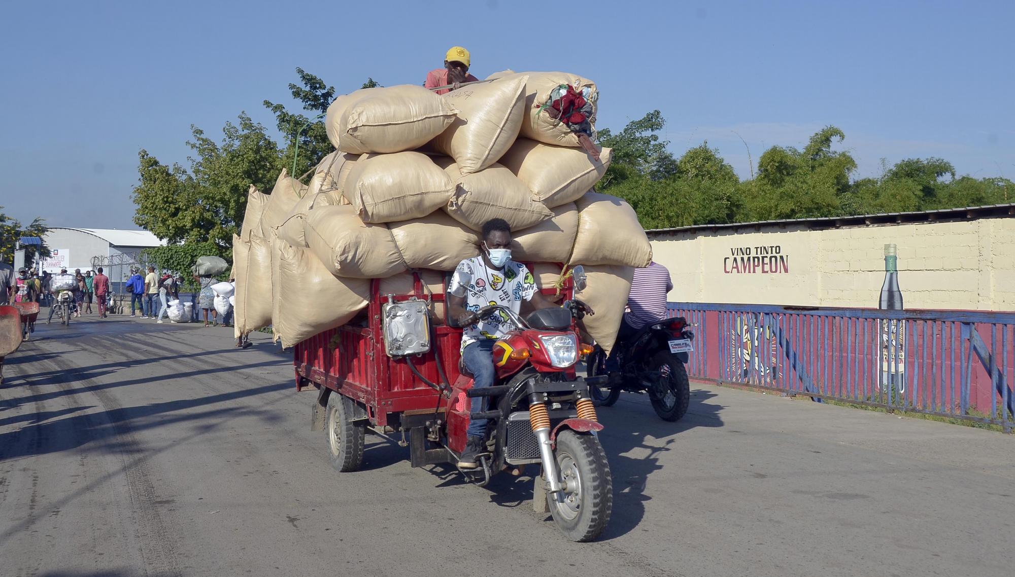 La actividad comercial marcó la jornada en Dajabón (Foto: Aneudy Tavarez)