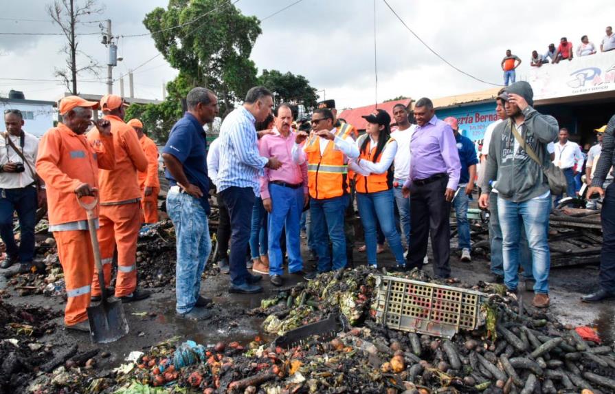 Gobierno evalúa daños de incendio en el mercado de la Vega
