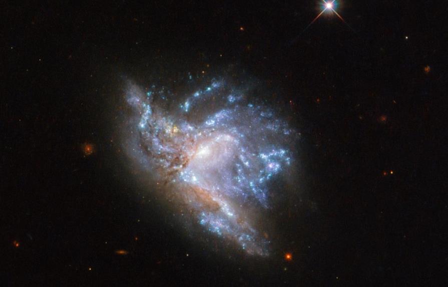 La espectacular colisión entre dos galaxias captada por el Hubble
