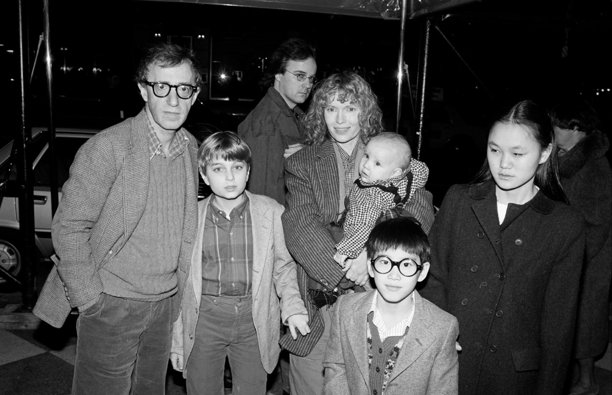 Woody Allen y Mia Farrow a mediados de la década de 1980 con cuatro de sus hijos, Fletcher, Dylan (en sus brazos), Moses y Soon-Yi, a la derecha.