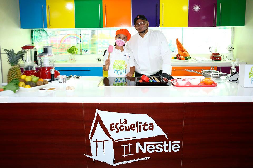 Merlin Marcel Ponceano Reynoso junto al chef Ramses Núñez.
