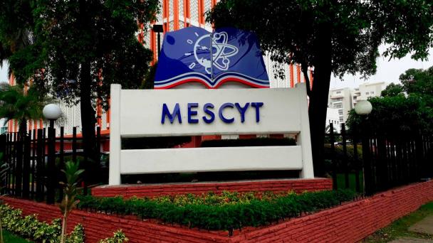 Mescyt entrega 170 becas a estudiantes para programas de posgrados en España e Italia