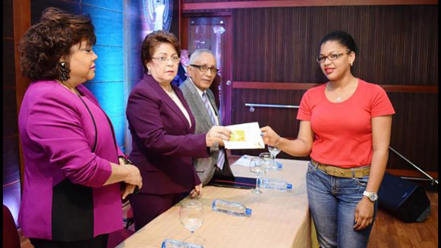 Justifican becas para hijos de dominicanos viven fuera RD