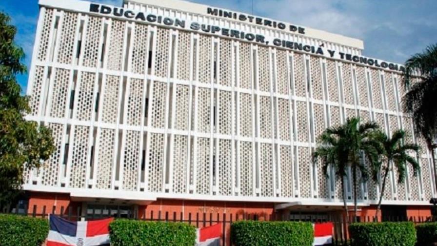 El Mescyt otorga becas nacionales e internacionales a empleados y a sus hijos 