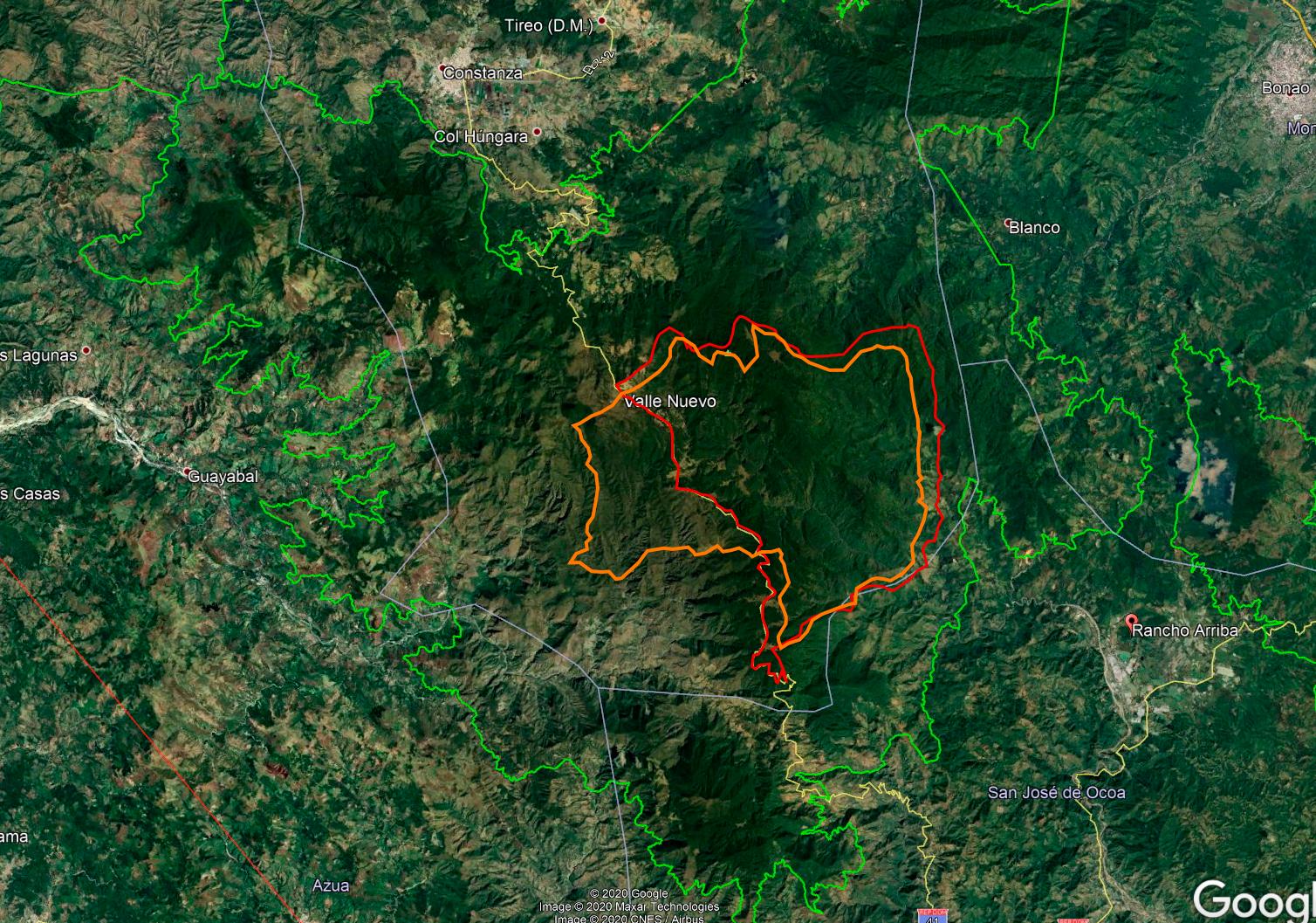 En verde los límites actuales del parque nacional Valle Nuevo. En rojo la mensura para Pimentel y en naranja la mensura para Trujillo.