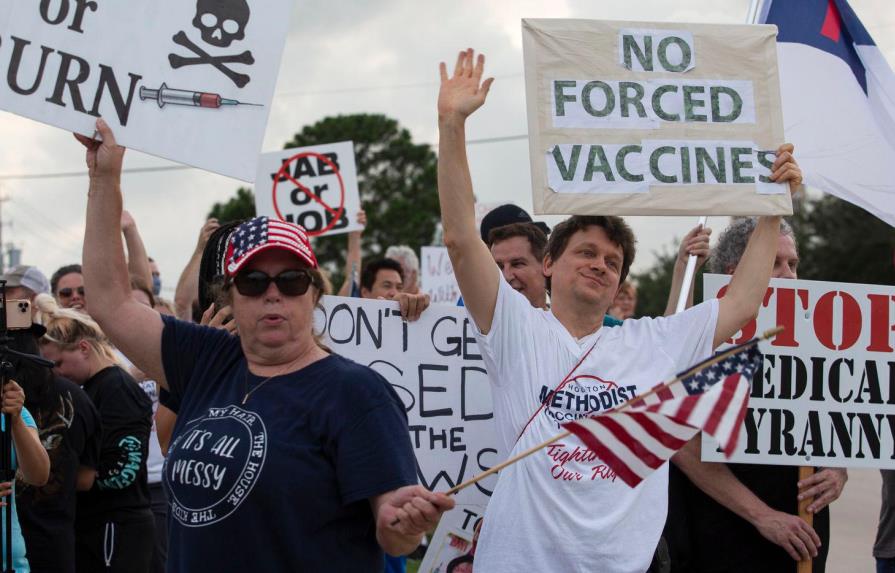 Empleados de un hospital de EEUU renuncian o son despedidos por no vacunarse
