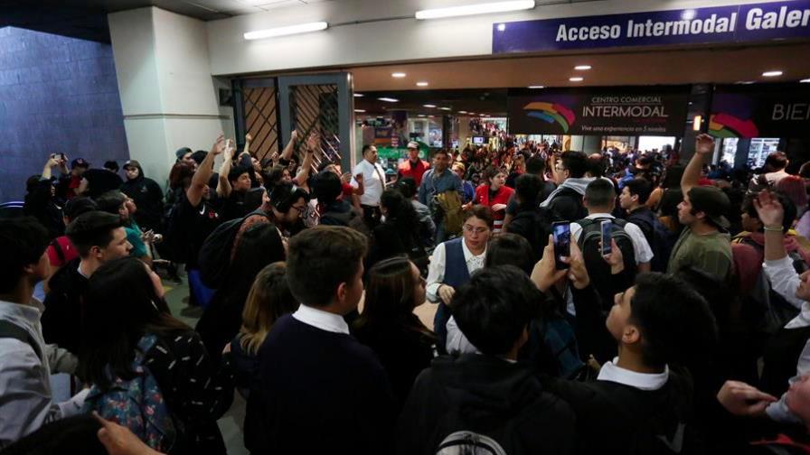 Chile: Escolares evaden tarifas en subterráneo como protesta Chile: Escolares evaden tarifas en subterráneo como protesta