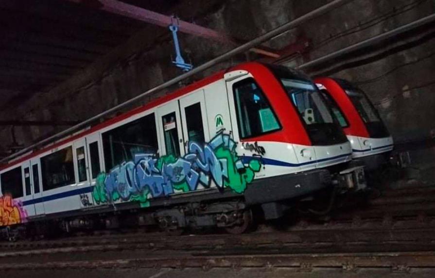 Pintan con grafiti dos trenes del Metro; autoridades investigan la acción vandálica
