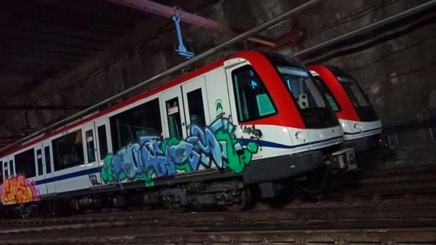 Pintan con grafiti dos trenes del Metro; autoridades investigan la acción vandálica