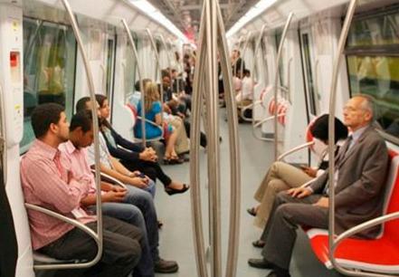 Cristianos siguen predicando en el Metro y a los pasajeros parece que les gusta