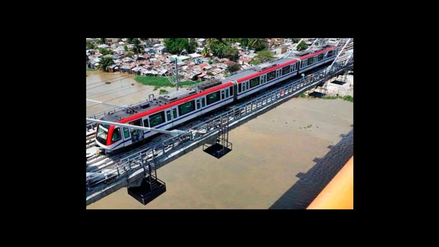 Trasladan tres vagones que llegaron al país para incorporarlos al servicio del Metro de Santo Domingo 