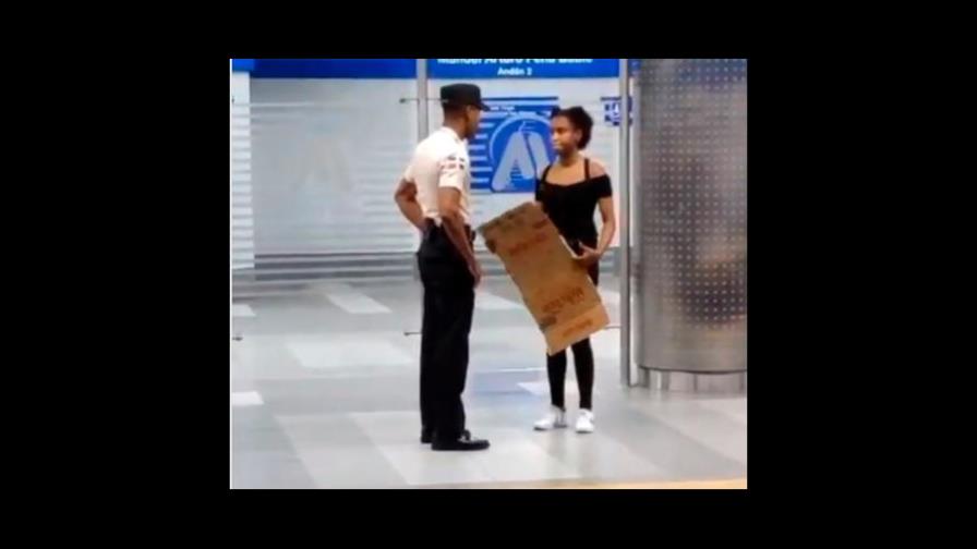 Cuestionan restricción en el Metro de Santo Domingo a jóvenes con pancartas 