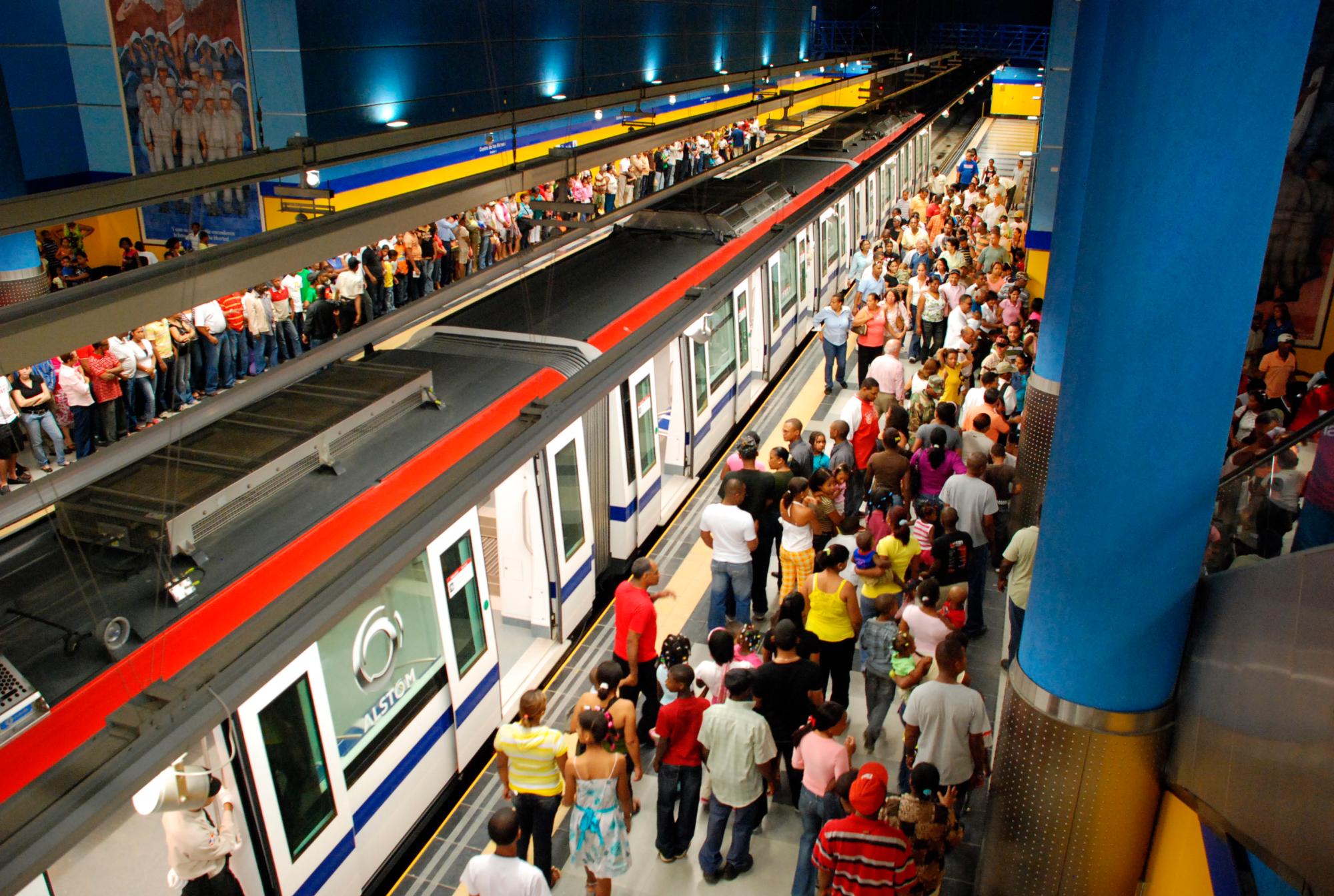 Personas amontonadas en la galería del Metro de Santo Domingo para entrar a los vagones. Esta tarea se torna difícil en las horas pico.  