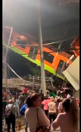 Se desploma una vía elevada con vagones del Metro de Ciudad de México