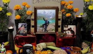 Altares del Día de Muertos de México se llenan de médicos
