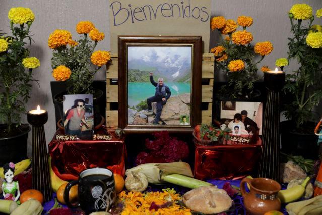 Altares del Día de Muertos de México se llenan de médicos
