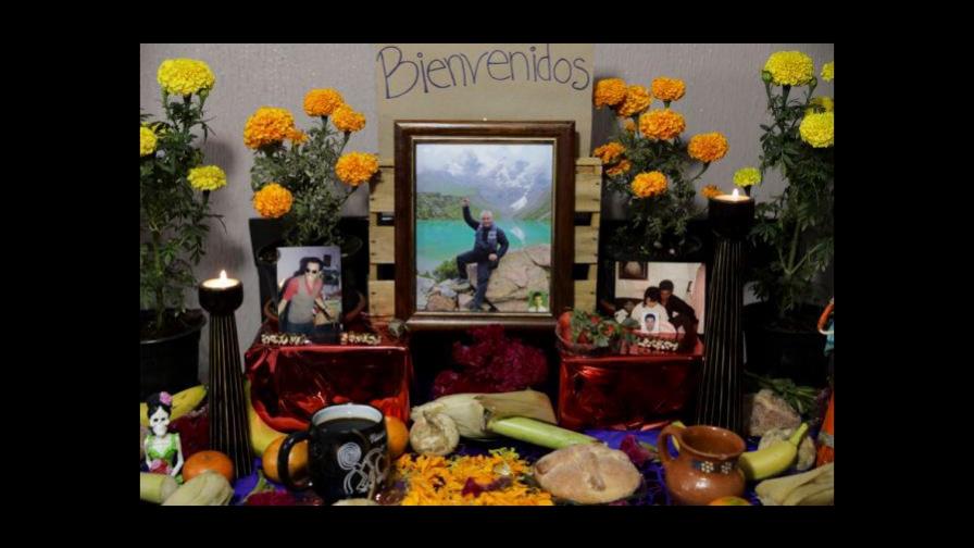 Altares del Día de Muertos de México se llenan de médicos