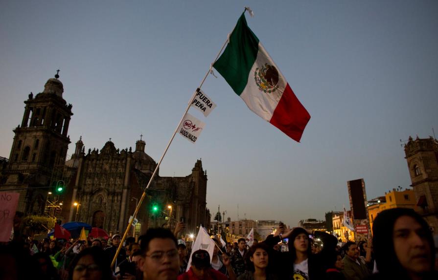 México pone tope salarial para funcionarios públicos