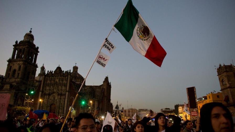 México pone tope salarial para funcionarios públicos México pone tope salarial para funcionarios públicos