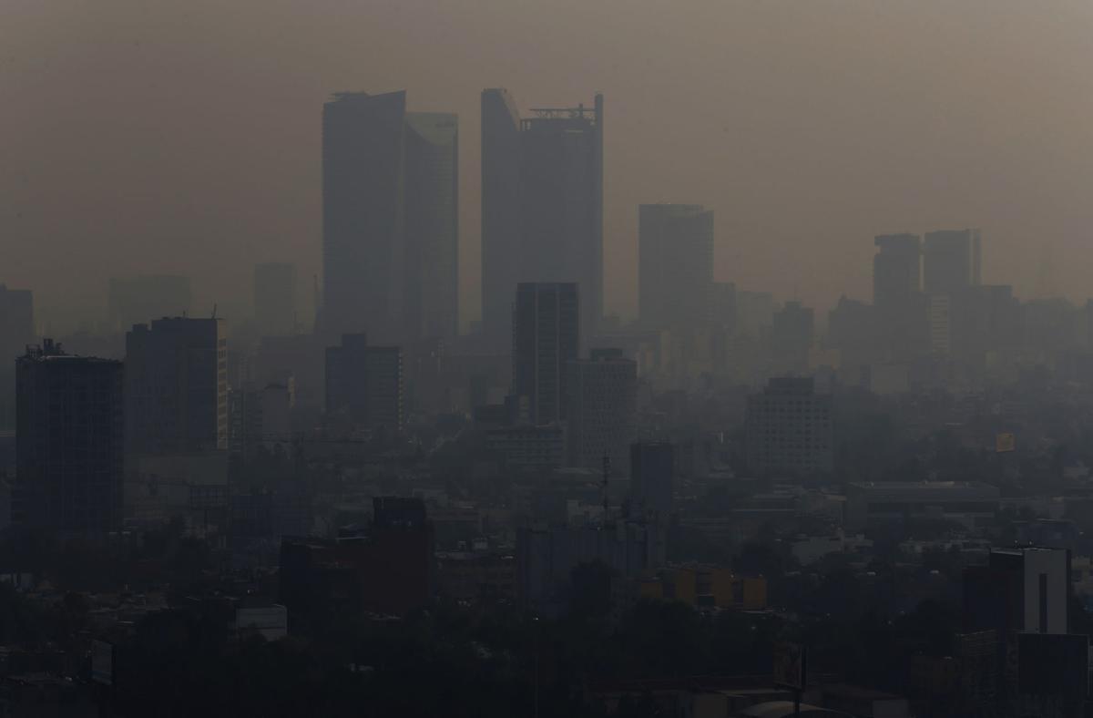 Esta fotografía del lunes 13 de mayo de 2019 muestra una nube de humo y contaminación sobre la Ciudad de México. 