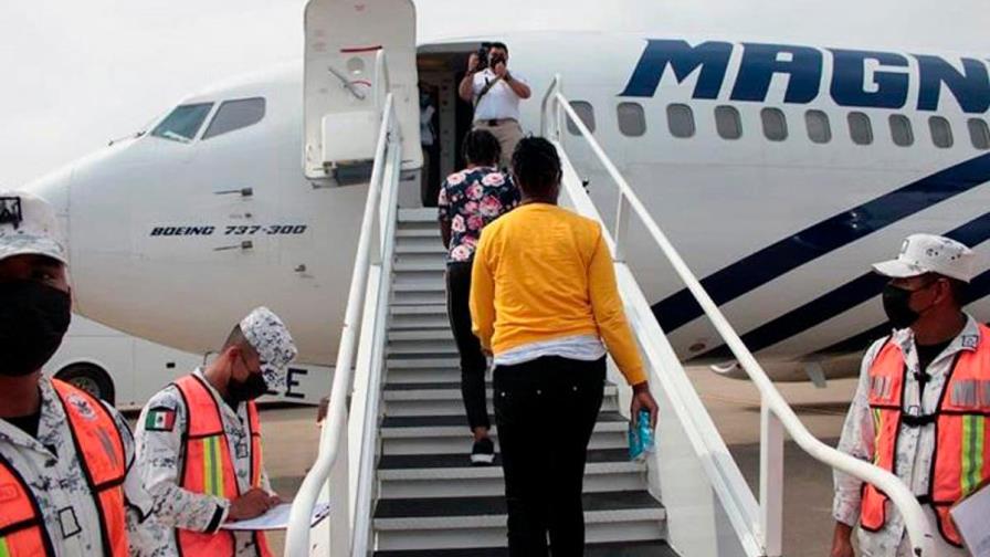 México envía a Haití segundo vuelo con migrantes repatriados