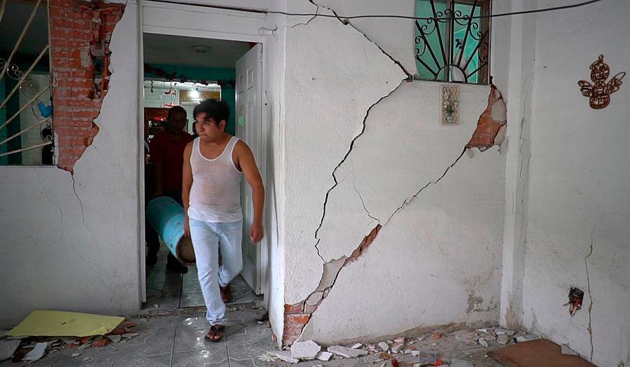 México eleva a 10 las muertes por el sismo y ajusta a 7,4 su magnitud