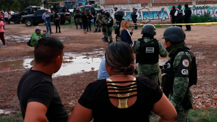 López Obrador promete no abandonar a Guanajuato tras masacre de 26 muertos