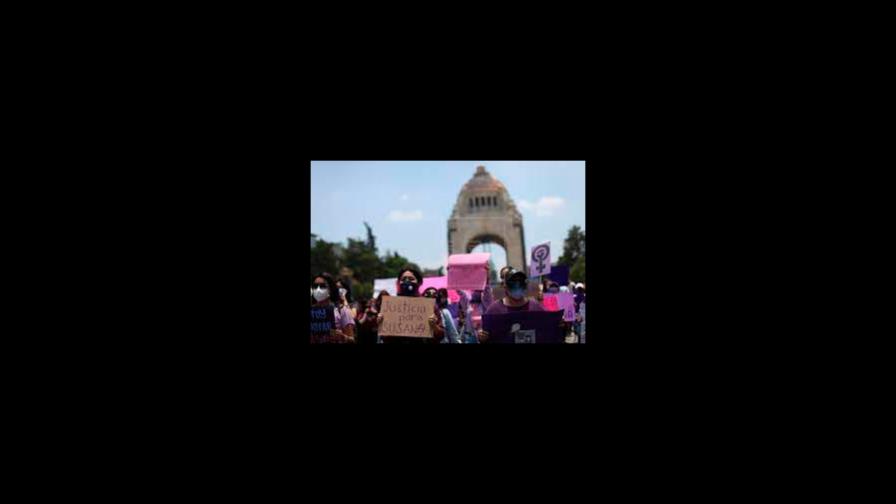 Feministas protestan en Ciudad de México por feminicidio de maestra