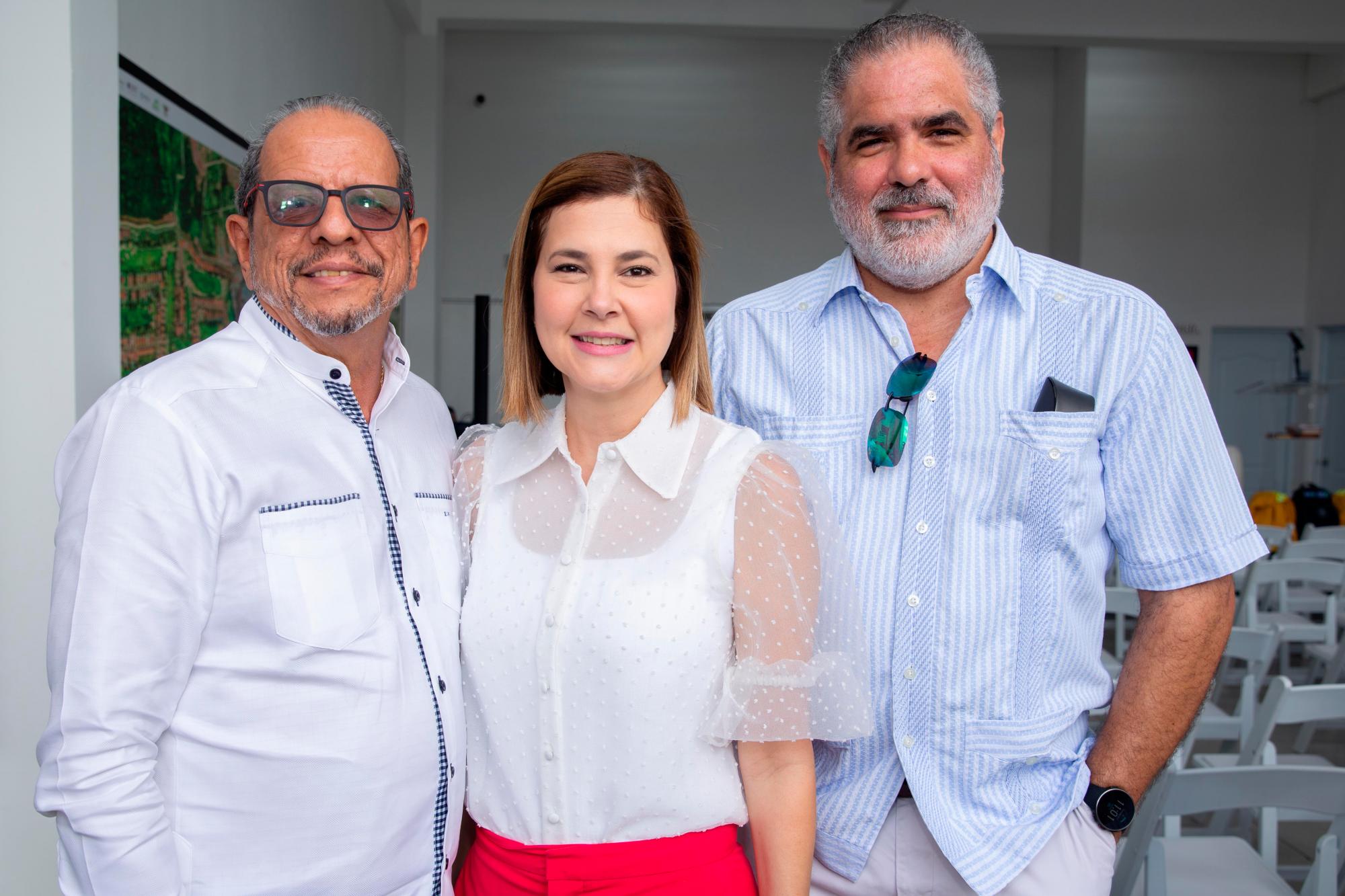 Ernesto Veloz, Claudia García y Samuel Bello.