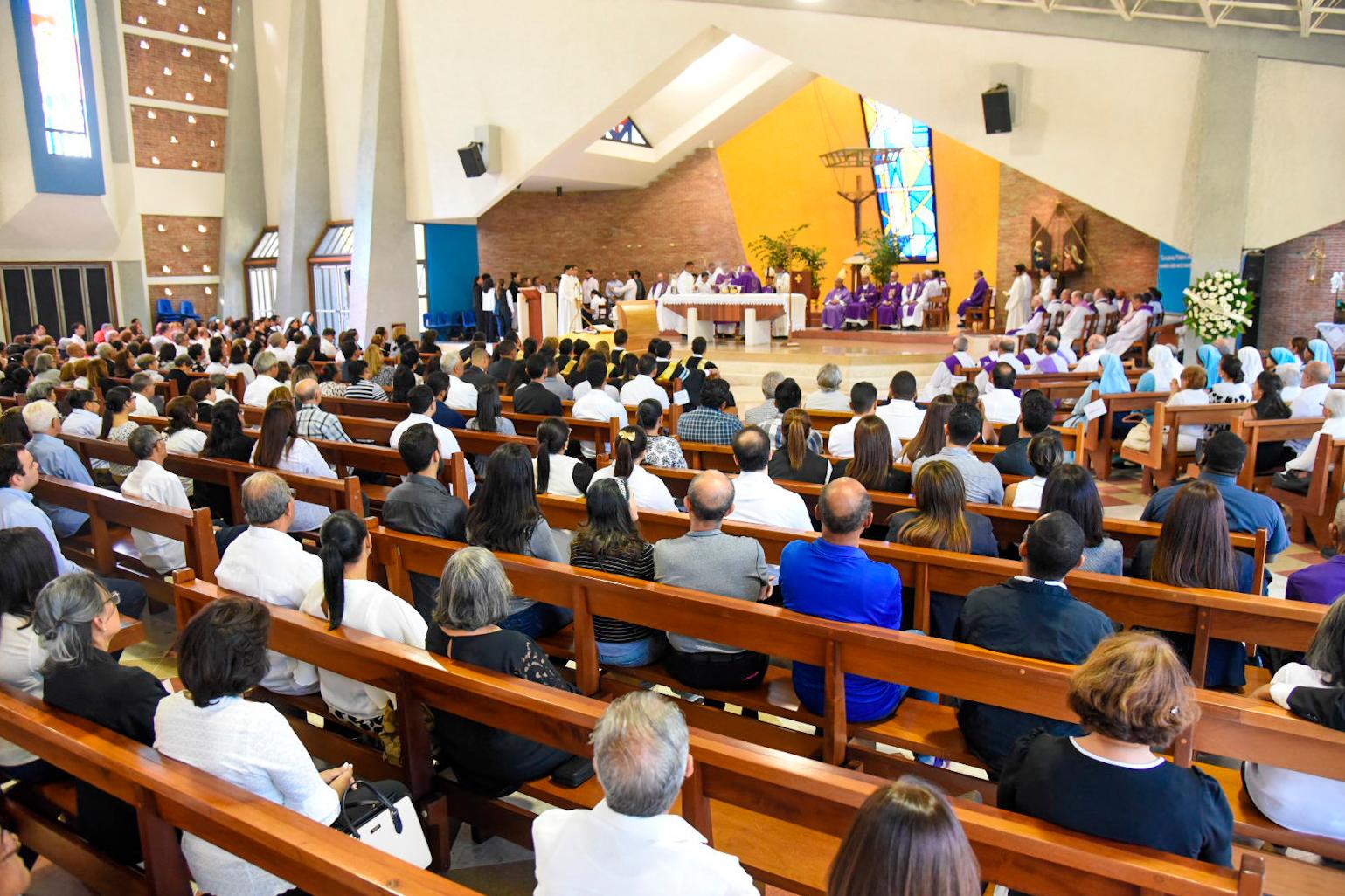Los asistentes a la misa oficiada de cuerpo presente a monseñor Richard Bencosme. 