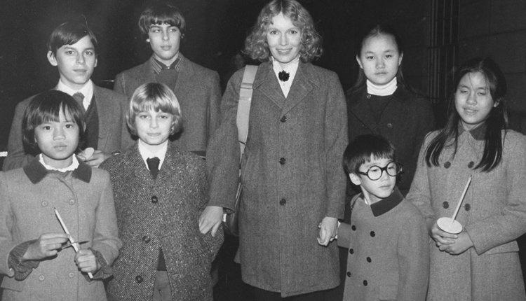 Mia Farrow y sus 7 hijos a mediados de la década de 1980.
