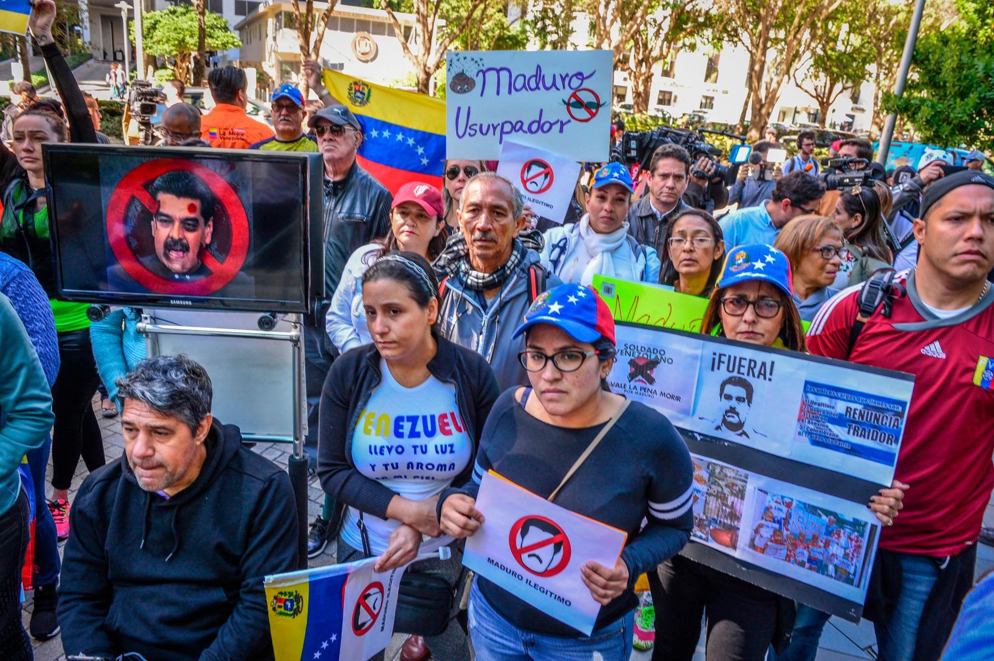 MIAMI (FL, EEUU), 10/01/2019.- Varias personas sostienen caricaturas y pancartas en contra de Maduro durante una manifiestación hoy frente a la sede del consulado de Venezuela en Miami, Florida (EE.UU.). Unas 150 personas se manifestaron hoy en Miami contra la usurpación del poder por parte de Nicolás Maduro y para pedir a la Asamblea Nacional y a la comunidad internacional medidas contundentes que lleven al fin de la dictadura y a una transición hacia la democracia, en palabras de los convocantes.