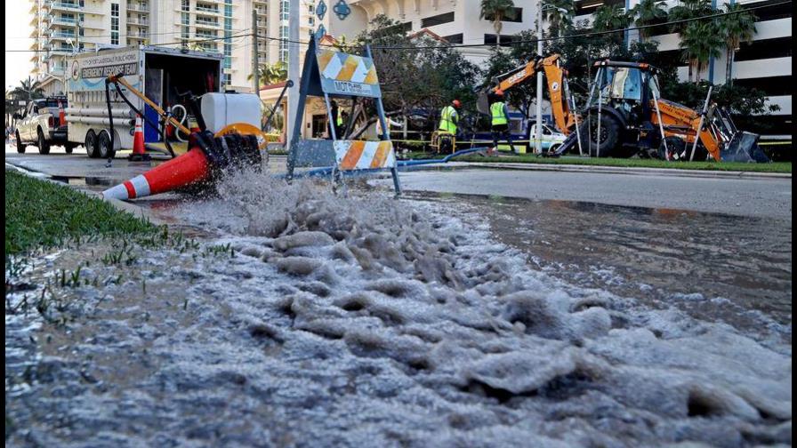 Derrame de aguas residuales genera desalojos en Florida